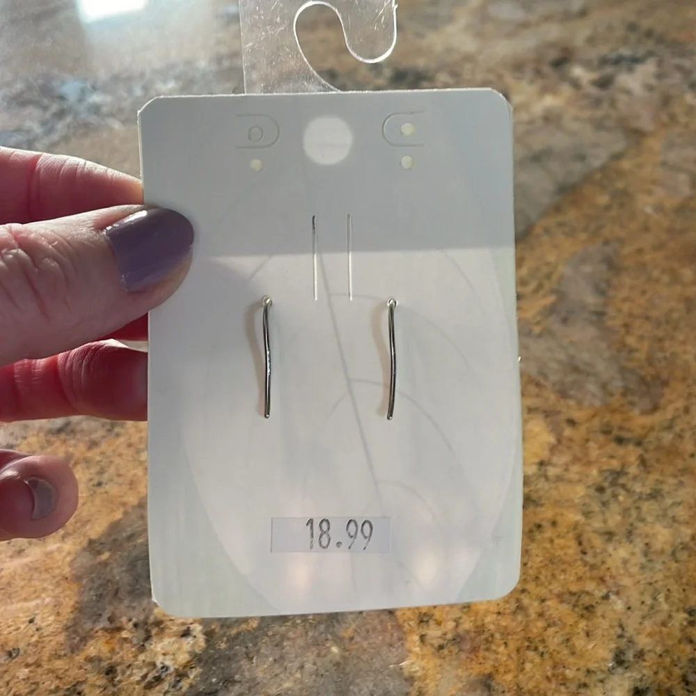 NWT Handcrafted Maple Leaf Earrings - Picture 3 of 4